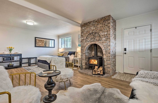 19 Mi to Seattle: Port Orchard Studio w/Views
