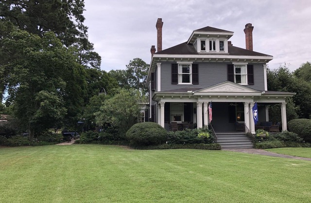 1901 Historic Home's Guest Cottage with pool