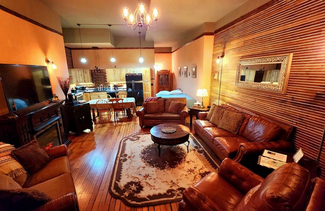 1908 Wild Bill Hickock Condo-Rustic Cozy 1900's Feel-Fenced Yard-Firepit Patio