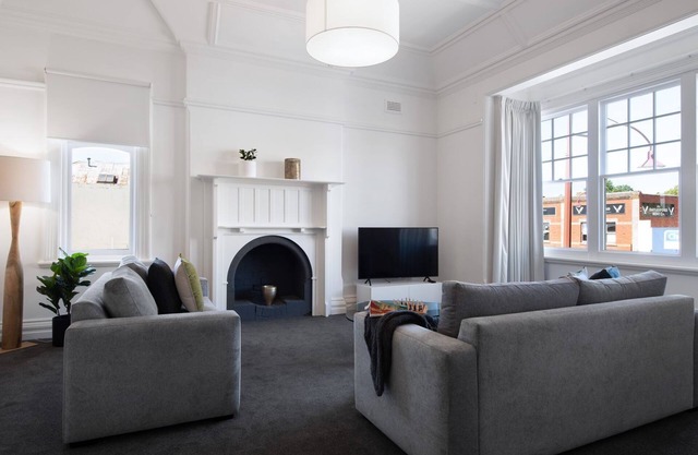 1913 on Vincent Soaring ceilings and stunning Views
