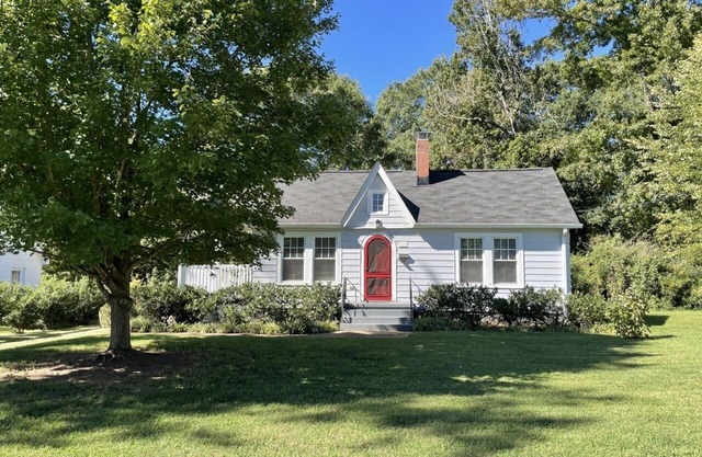 1920s Bungalow with private garden, close to downtown