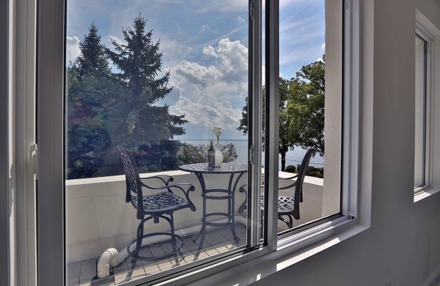 1938 Art Deco Waterfront Apt w Rooftop Terrace, BBQ & Lakeview