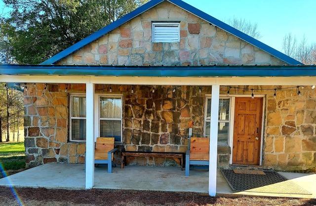 1940's Farmhouse Cottage -Hot Tub! Wi-Fi! No Cleaning Fees!