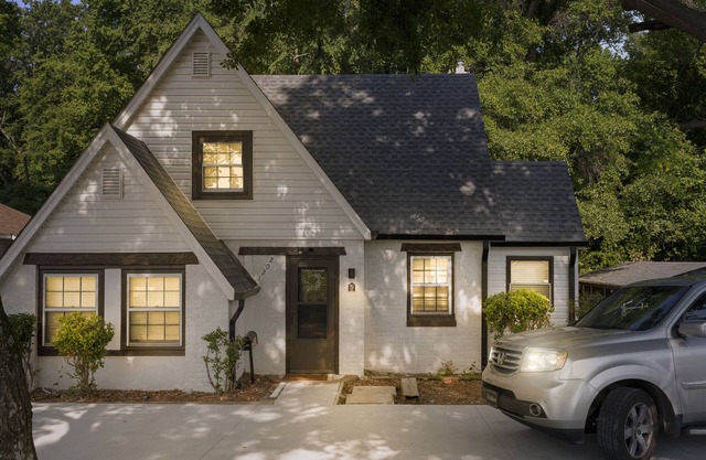 1945 Remodeled Cottage House 7 mins to Airport & Uptown