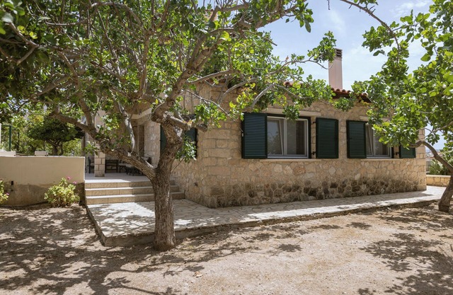 1960s Stonehouse, with spacious veranda & garden, 5min from the beach