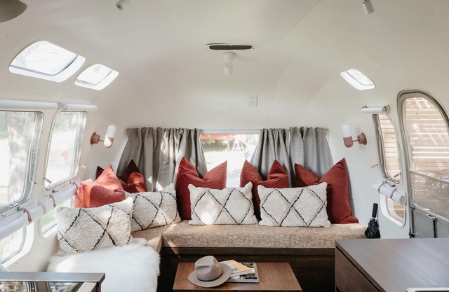 1971 Vintage Modern Airstream w/Cowboy Tub near PEC
