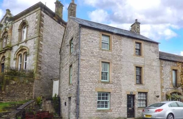 1A MARKET SQUARE, pet friendly, with a garden in Tideswell
