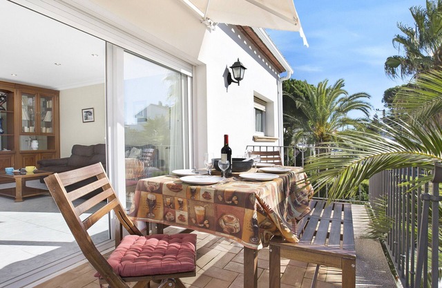 1ALB 01 - Apartment for 6 people located in Calella de Palafrugell, just 350m from the beach