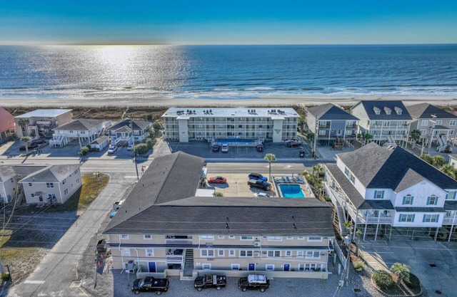 1BD Cherry Grove Retreat-Steps to the Ocean-Family Friendly