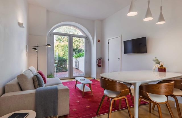1BDR Apartment w/Garden View by LovelyStay
