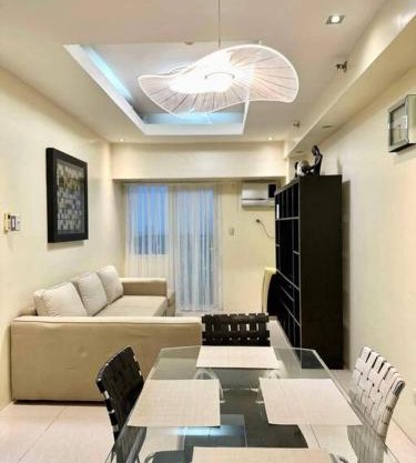1Bdrm Condo at Makati w Balcony view of Mnla Bay