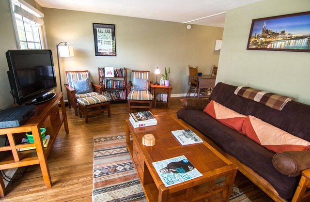 1bed/1 bath in East Nashville with 250 5* Reviews on another site (Apt A)