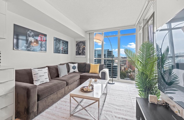1BR 1 Bath 3 Guests Parking Office Near CN Tower Downtown—By Hostia