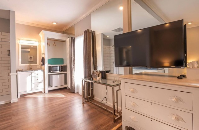 1BR, 1BA Luxury Hot tub Suite