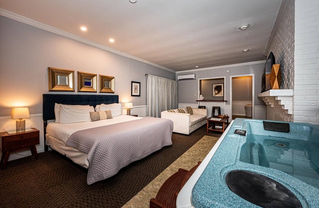 1BR, 1BA Luxury Hot tub Suite