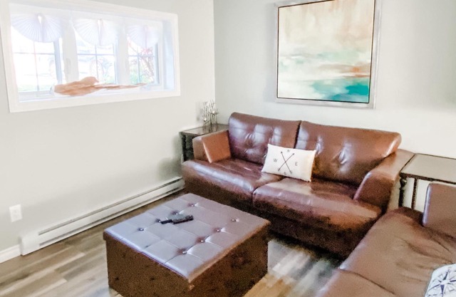 1BR Apartment by the Water - 40 mins to Montreal /Airport /Autoroute 20 access