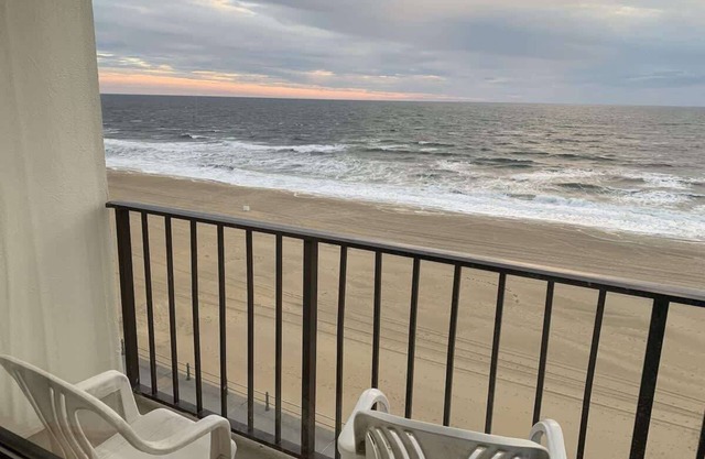 1BR Beach Access/Private Balcony/Indoor Pool
