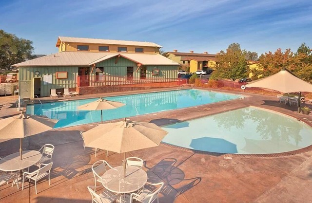 1br Condo Lounge in pool w/Wine From Local Vineyards!