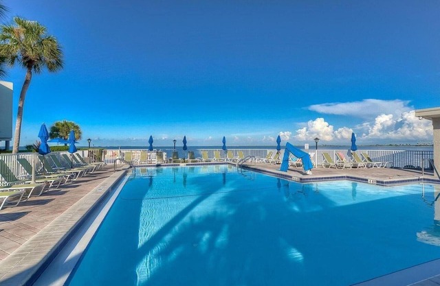 1BR Condo w/Pool, Restaurant & Bay Views