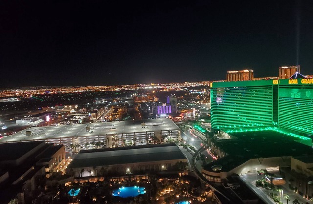 1BR Corner Penthouse Suite/Balcony 31st Floor