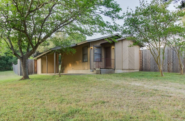 1BR Cottage Overlooking beautiful Texas creek bed