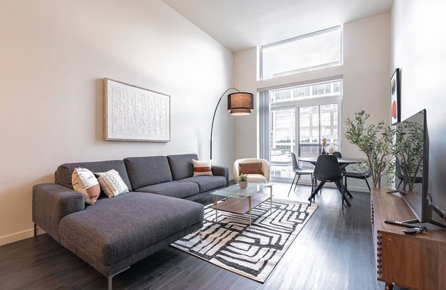 1BR + Den | Gym, Rooftop | Bellevue | Sophari C