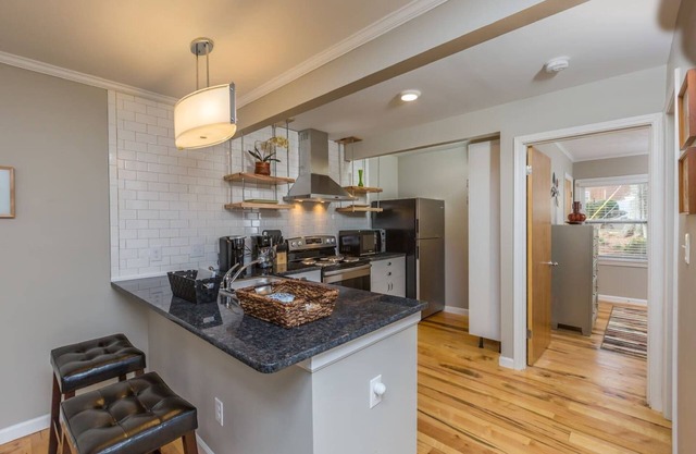 1BR Fully Outfitted Apt with Central Location