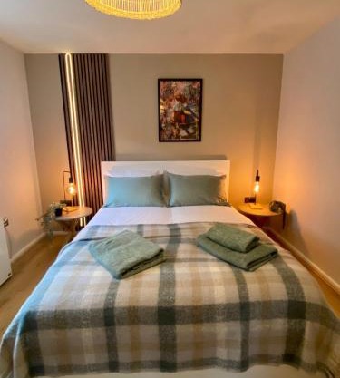 1BR Haven in Crewe - Modern, Chic & Central