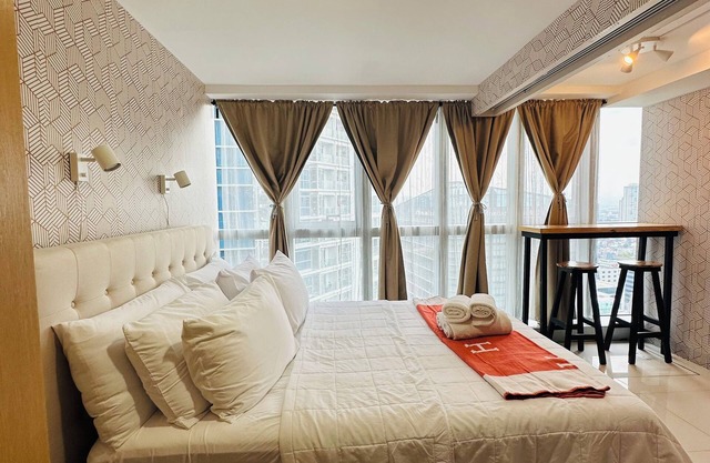 1BR Luxurious Minimalist in Uptown Parksuites Tower 1