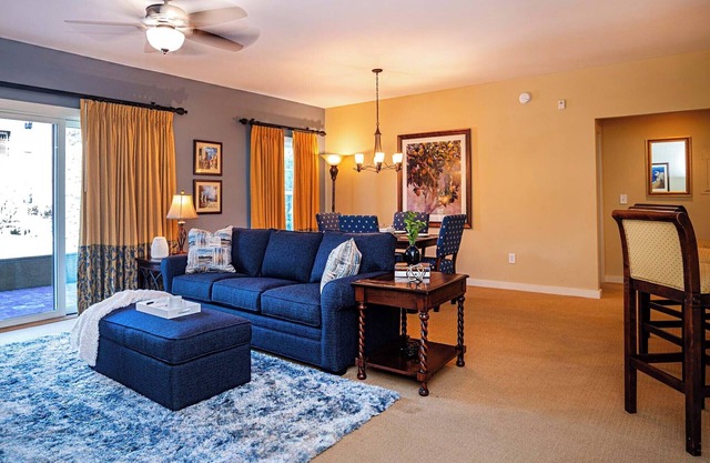 1BR pool front w/patio- hot tub- sleeper sofa- near historic district