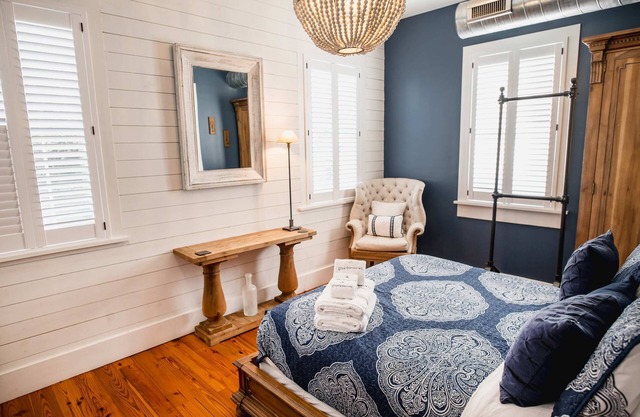 1BR Suite in Stunning Bright Manor House Downtown