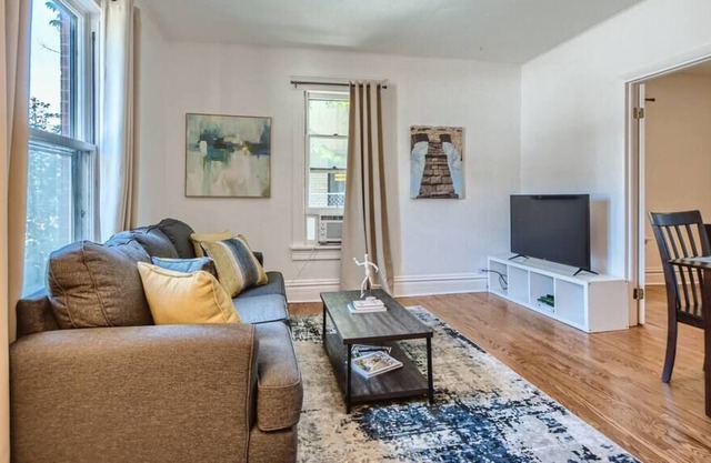 1BR Victorian w/ Parking / Walk to Empower Field