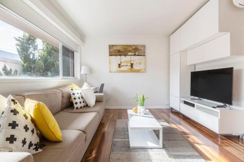 1BR w FREE Parking! Near Swinburne University
