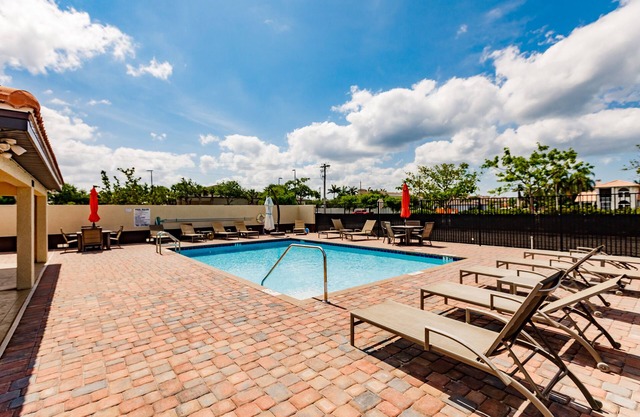1st Floor 2 King Bd ~ Pool, Bikes, Beach, Golf, Baby Supplies, Walk Shops