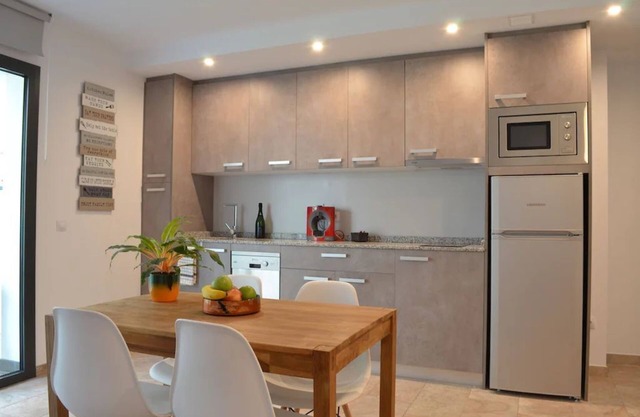 2.2 NEW in center ROSES with WI-FI, AC and TV sat at 60 m MAR