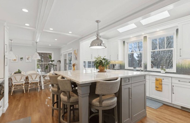 2/3 bed charming Hamptons home close to beaches, restaurants, shopping & more