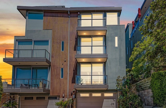 2,300 sq/ft Dual Master + loft 3 bathroom with Bay and Skyline View