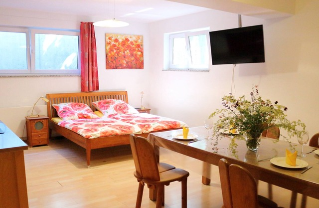 2 ample souterrain rooms with private bath