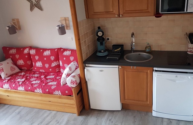 2* apartment for 4/6 people with balcony overlooking village and slopes