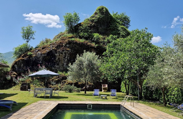 2 Apartments Rented Together With Private Pool, Sleeps 9, Walk to Restaurants