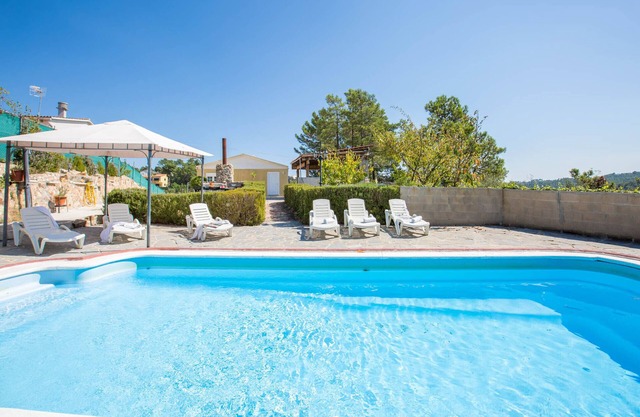 2 ARA01 - Basic 3 bedroom house with private swimming pool located in a very quiet area only 9km from Lloret de Mar and its stunning beaches.