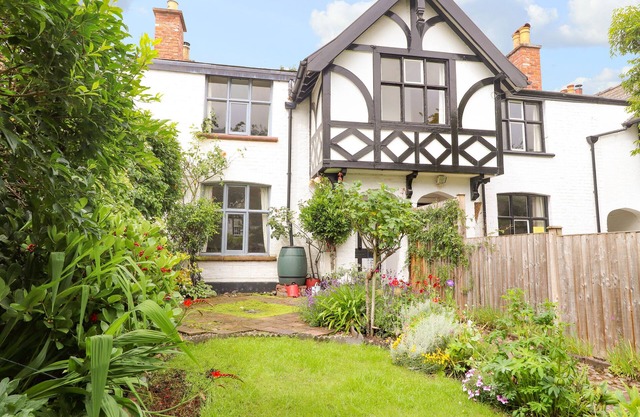 2 ASHBY PLACE, pet friendly, character holiday cottage in Chester