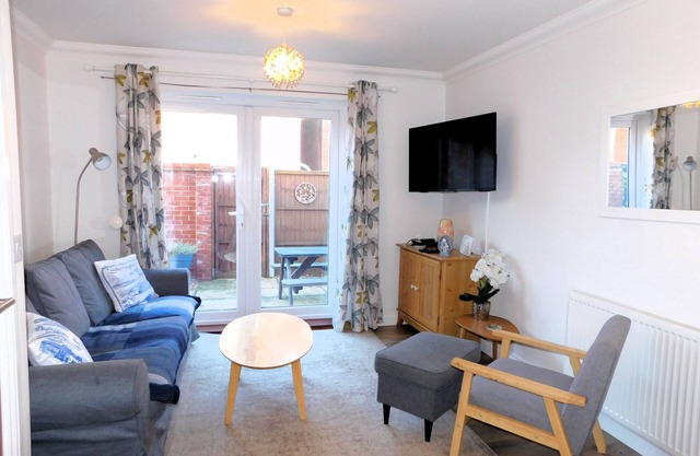 2 Augusta Court - light, bright and furnished in a fresh, modern style in a quiet residential area.