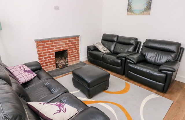 2 AWELFRYN, pet friendly, country holiday cottage in Clunderwen