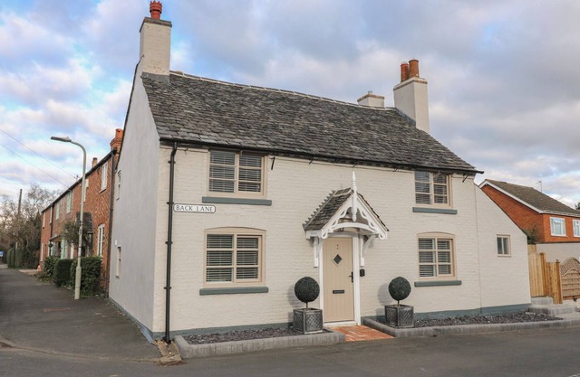 2 BACK LANE, pet friendly, character holiday cottage in East Goscote