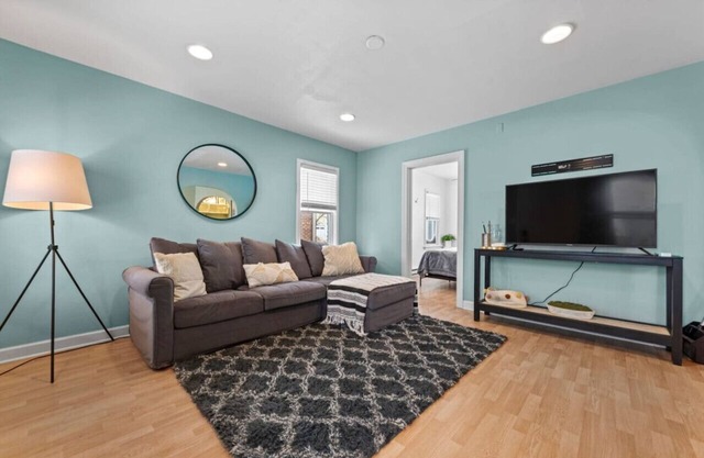 2 BD Condo I Steps From Lake Mich