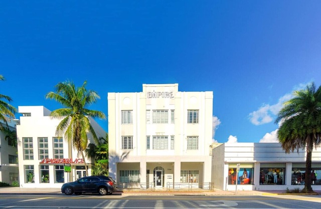 2 Bdr/1 Bth CHIC & COZY Apartment on Collins Ave