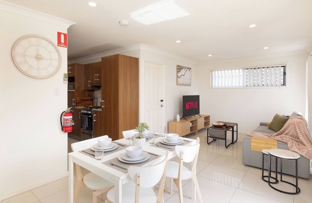 2 Bdr Apt! Garage! Clean! GST Credits! 316D2