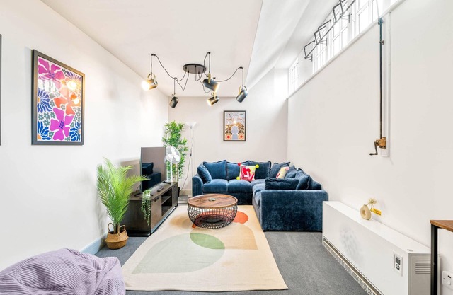 2 Bdr Modern Living in The Old Bank Hse