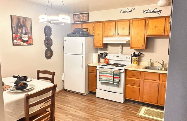 2 BDRM APT/DOWNTOWN GEM!